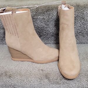 Universal Thread Tan Wedge Boots